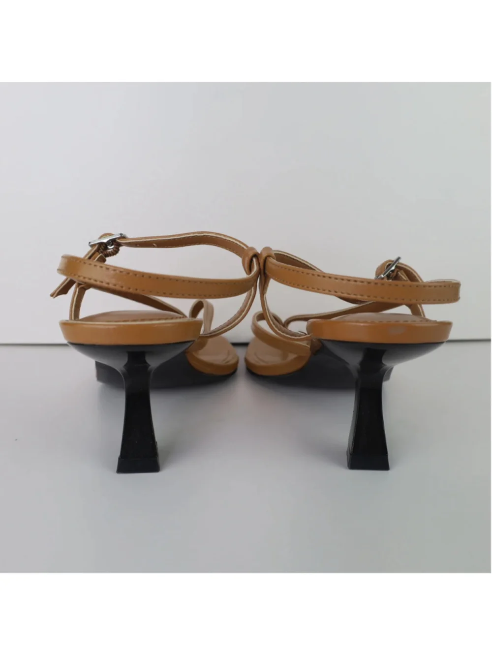 Marc Fisher LTD Calinda Sandals 5.5M Medium Natural Leather Thong Heels 0480
